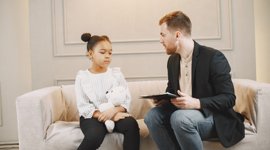 Trẻ rối loạn phổ tự kỷ kh&ocirc;ng nh&igrave;n khi đang giao tiếp với người đối diện