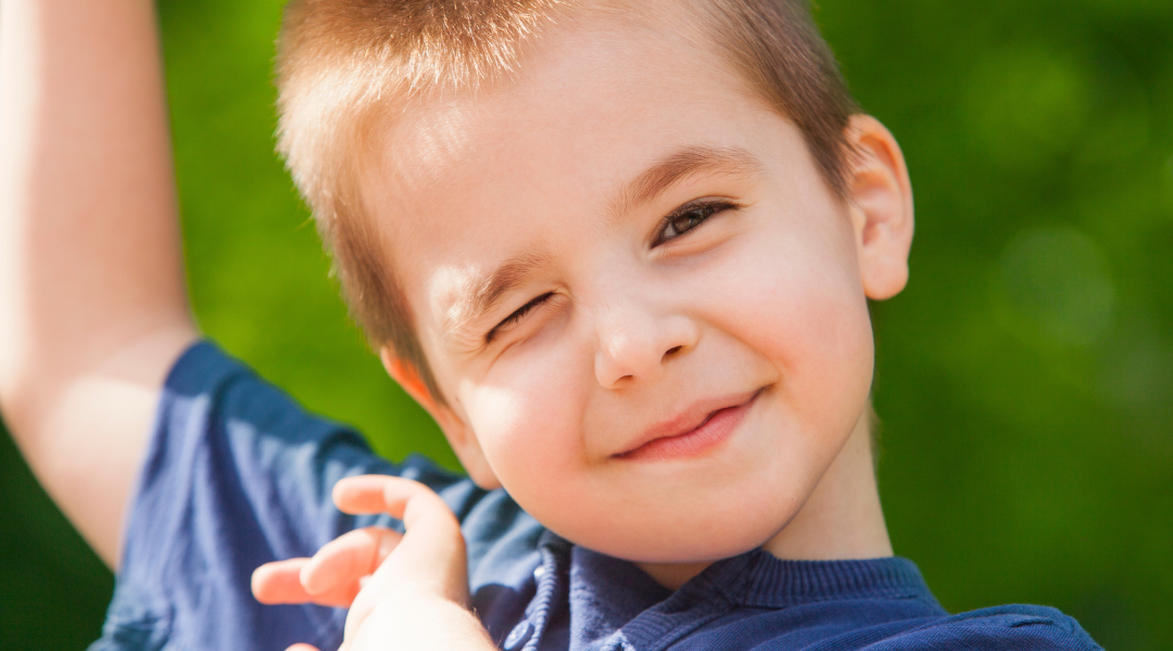 Trẻ rối loạn phổ tự kỷ lặp đi lặp lại h&agrave;nh động nh&aacute;y mắt