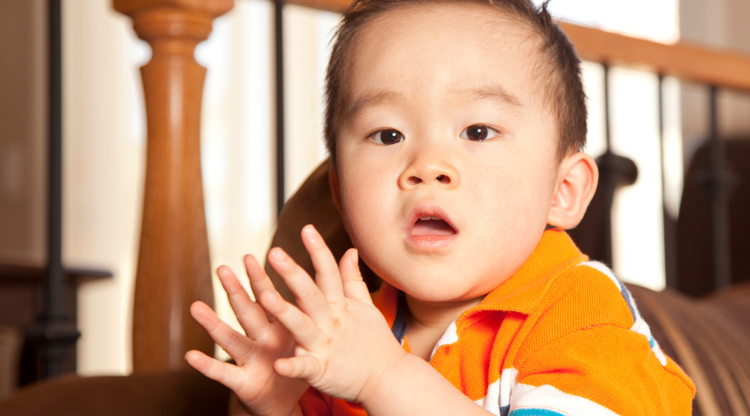 Trẻ vỗ tay li&ecirc;n tục l&agrave; 1 dấu hiệu cảm gi&aacute;c