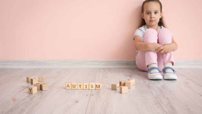 phan biet tre cham noi va tre tu ky