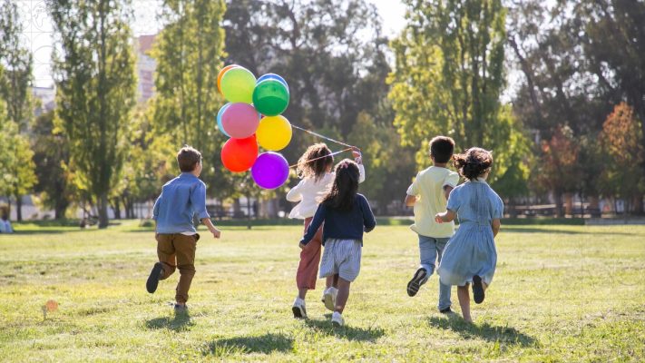 anh bia cham phat trien van dong o tre