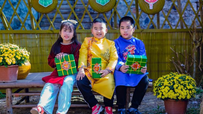 anh bia meo cham soc tre tu ky di tet