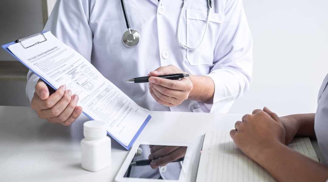 Nhận biết và chẩn đoán buồn nôn, nôn hoặc đầy hơn mãn tính ở trẻ tự kỷ