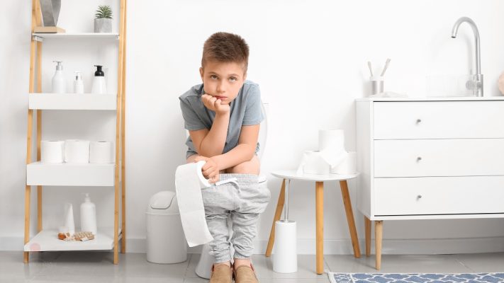 Tieu chay man tinh o tre tu ky