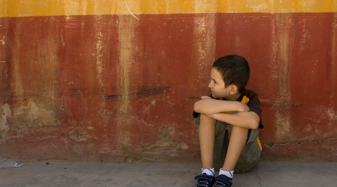 Trẻ th&iacute;ch ở một m&igrave;nh cũng c&oacute; thể l&agrave; triệu chứng của n&atilde;o &uacute;ng thủy